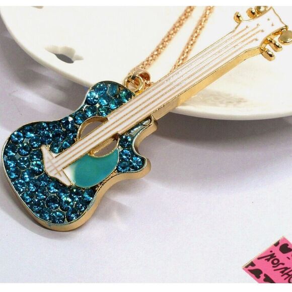 🎸 Betsey Johnson stunning crystal guitar pendant necklace 🎸 - Picture 2 of 2